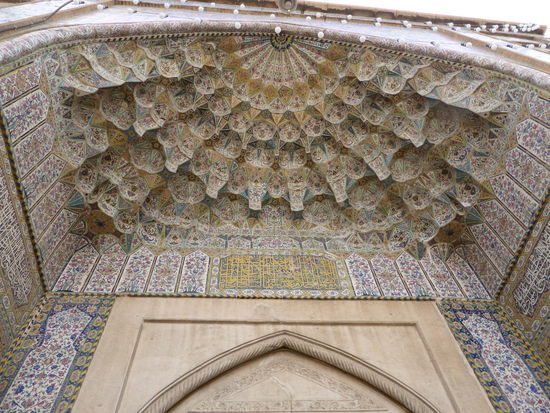Iwan mit farblich zurückhaltenden Stalagtiten