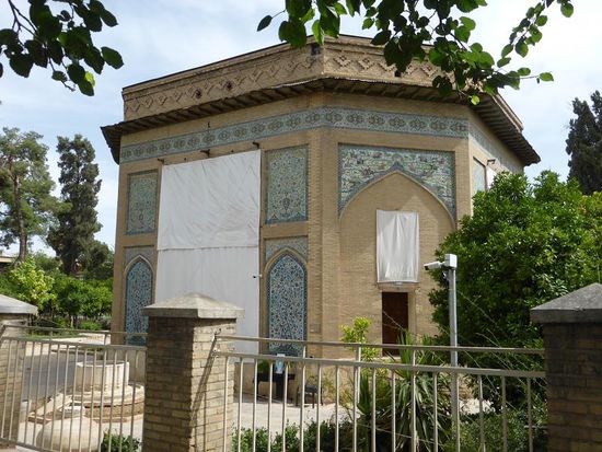 achteckiger Bau des Pars-Museums - von Karim Khan Zand für Empfänge genutzt