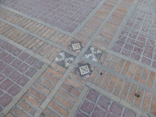 überraschendes Fliesendekor auf dem Boden vor dem Ministerium