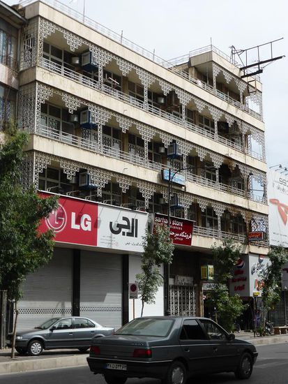 die Architektur erinnert uns an Bauten in New Orleans - von Embargo keine Spur - LG ist überall vertreten