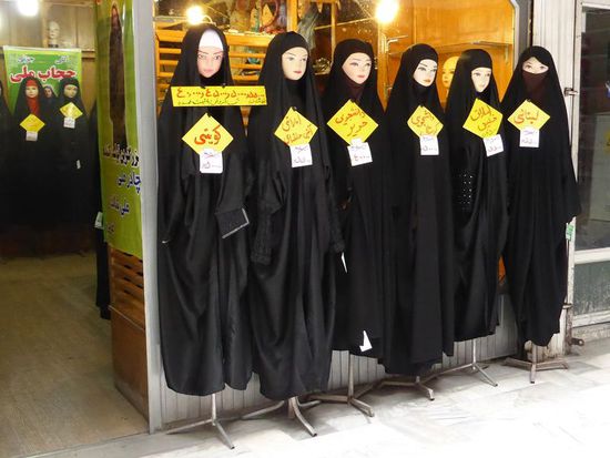 Auslagen konventioneller Damen Kleidung