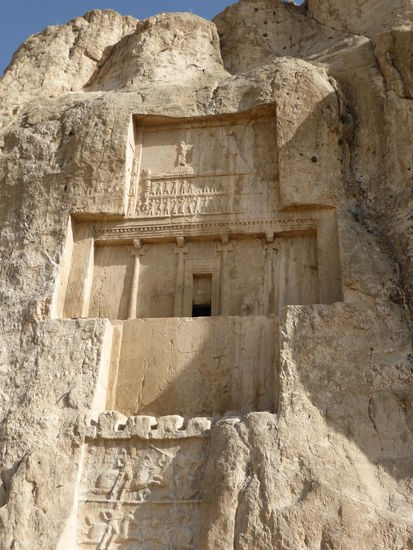Das einzige, bisher eindeutig identifizierte Felsgrab ist das von König Darius I. Über seiner Grabkammer verkündet eine Inschrift, dass König Darius, der Achämenide, vom großen Gott Ahura Mazda beauftragt wurde, die Welt zu befrieden.