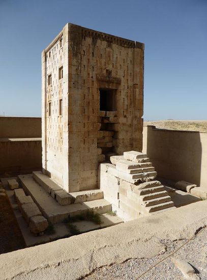 Die etwa 12,5 Meter hohe Kaaba-ye Zardosht mit Scheinfenstern stammt aus achämenidischer Zeit und war wahrscheinlich eine Aufbewahrungs- oder Grabstätte, da der Zugang nach dem Einrasten der als Türe dienenden Steinblöcke endgültig blockiert war.