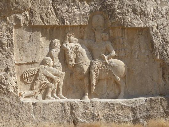 sassanidisches Relief - Shapur I. (241-272) - Triumpf über die römischen Kaiser Valerian und Philippus Arabs