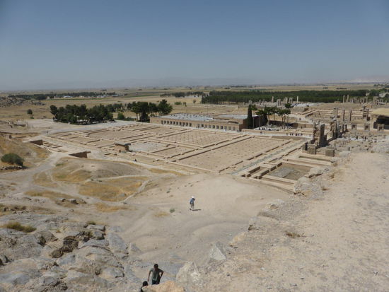 Eine riesige Fläche (455 x 300 m) ist bedeckt mit Palästen - gut und schlecht erhalten. Oben auf dem Berg liegt noch einmal ein Grabmal.