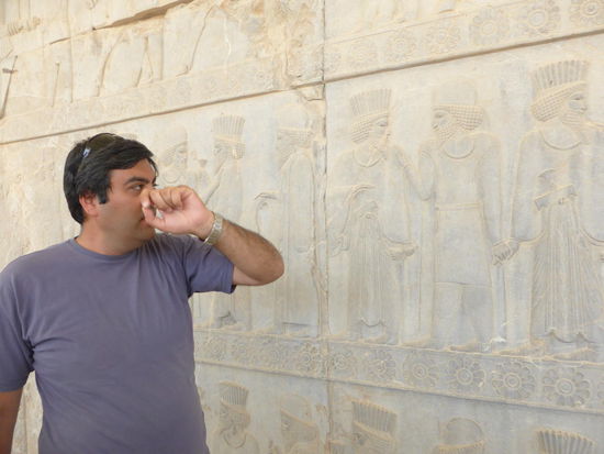 Sami erklärt uns die Details an der Treppe, wo die Vertreter aller Länder des achämenidischen Reiches abgebildet sind, die dem Herrscher Geschenke bringen.