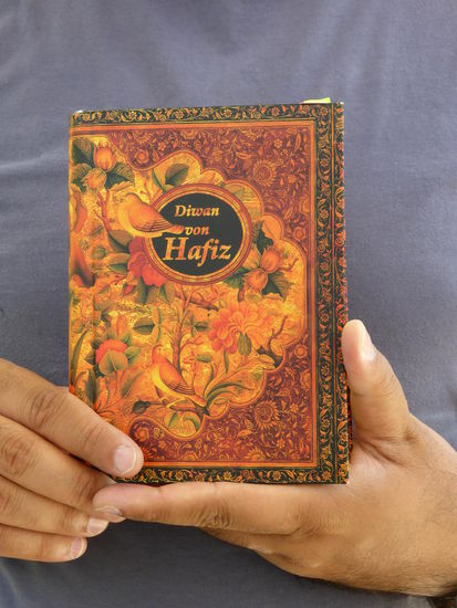 Hafis besang die Liebe und den Wein als mystische Gottesgeschenke und beschrieb gleichzeitig damit seine Liebe zu Gott.