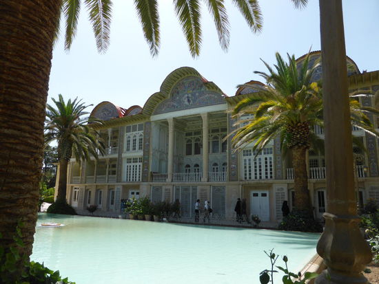 Nasr ol-Molk ließ um 1893 einen dreistöckigen Palast erbauen, der zu Schahzeiten als zeitweiliger Wohnsitz für den Schah und Fara Diva diente, heute aber der Universität als botanischer Garten dient.