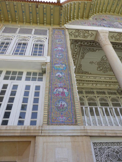 Die Ziergiebel der Palastfassade zeigen farbige Fliesenbilder, z. B. ein mythisches Königspaar mit Rostam, dann Nasserud-din Shah auf einem Schimmel, Farhad und Shirin, Josef und Sulaika und verschiedene Tierarten. Leider ist der Palast nicht zugänglich.