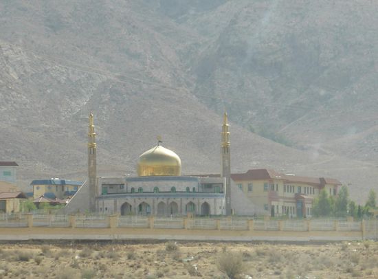 unzählige Moscheen - vielfach Neubauten - säumen den Straßenrand