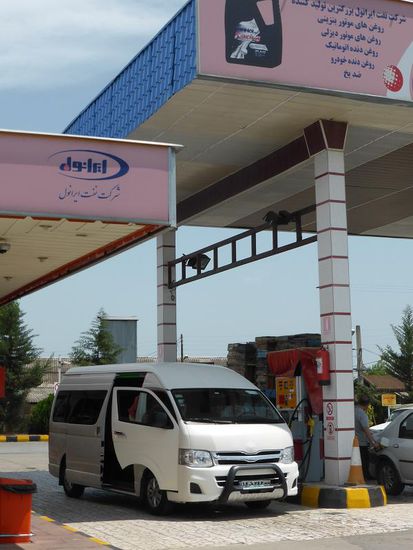 unser Bus an der Tankstelle