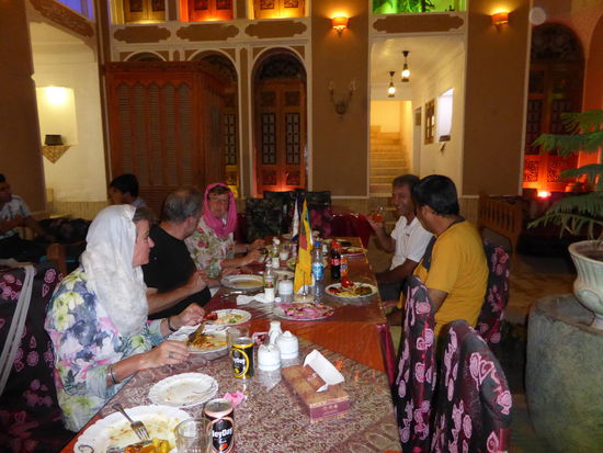 Abendessen in einem der beiden Innenhöfe