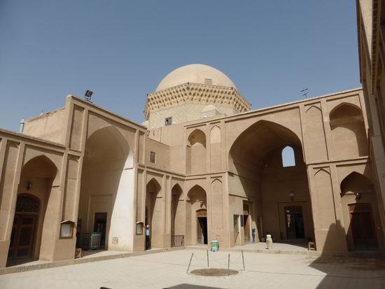 Beeindruckend ist der vierreihige Stalaktitenfries an der Kuppel