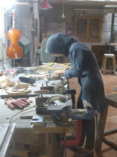 Geigenbauerin bei der Arbeit