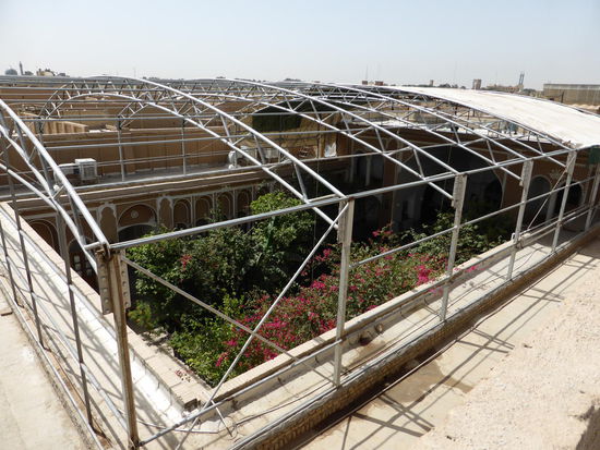 der grüne Innenhof ist wie in unserem Farahan_hotel mit einer Plane schattierbar