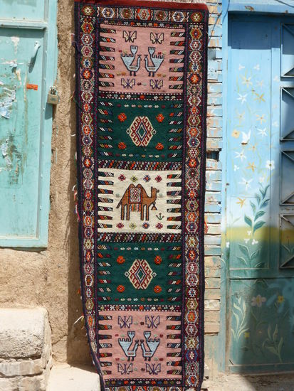 dieser Teppich ist nicht geknüpft! -  eine spezielle Art Teppich, der Nadelarbeit ist, denn auf der Rückseite sieht man die Fäden.