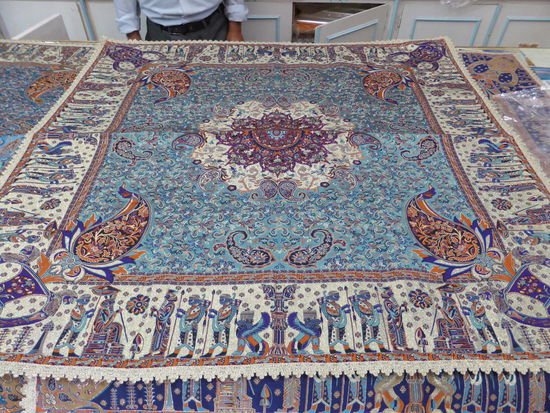 kunstvolle Tischdecke aus reiner Seide