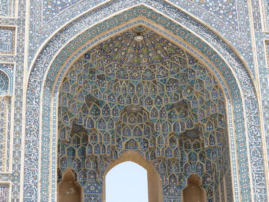 seine hohe Bogennische wird von einem Muqarnas-Gewölbe abgeschlossen