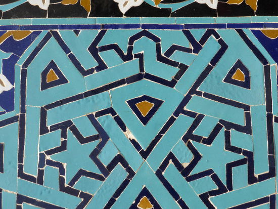 der Eingangsiwan ist über und über mit floralen, geometrsichen und kalligrafischen Fliesenmosaiken in Blau- und Türkistönen versehen