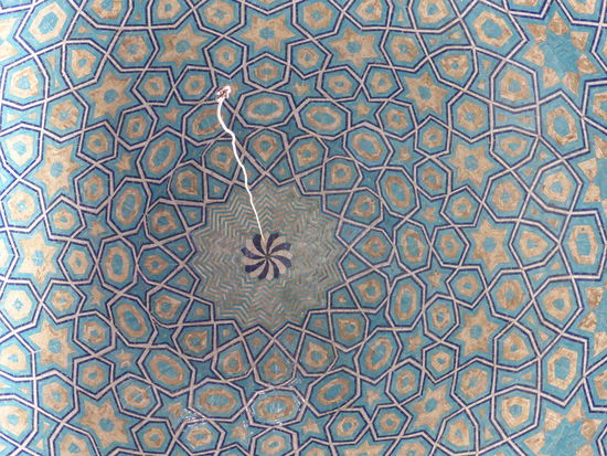 stilisiertes Sonnenrad in der Hauptkuppel - mit blauen und terrakottafarbenen sechs- und siebenzackigen Sternen und geometrischen