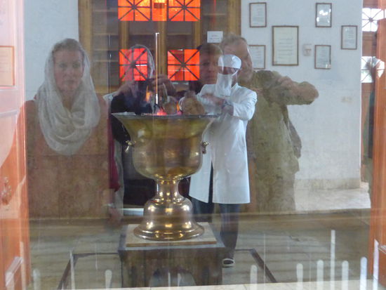 Während unserer Besichtigung wird sogar das seit 1700 Jahren angeblich ununterbrochen brennende Feuer versorgt. (Mit Mundschutz, damit das Feuer nicht beschmutzt wird) - leider muß deswegen auch das Foto durch eine spiegelnde Glasscheibe gemacht werden