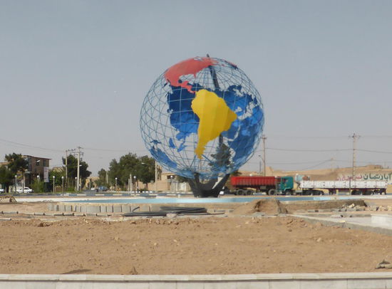 auf der Ausfallstrasse aus Yazd werden weitere Kreisverkehre gebaut - die Dekoration steht schon