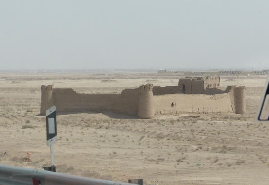 entlang der N71 befinden sich in regelmäßigen Abständen (Tagesetappen) Karawansereien - teils verfallen, teils noch unterhalten, eine sogar mit Hotel