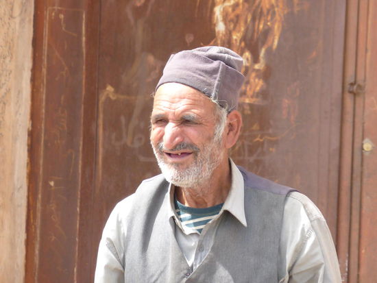 der einzige Einheimische freut sich über die willkommene Abwechslung