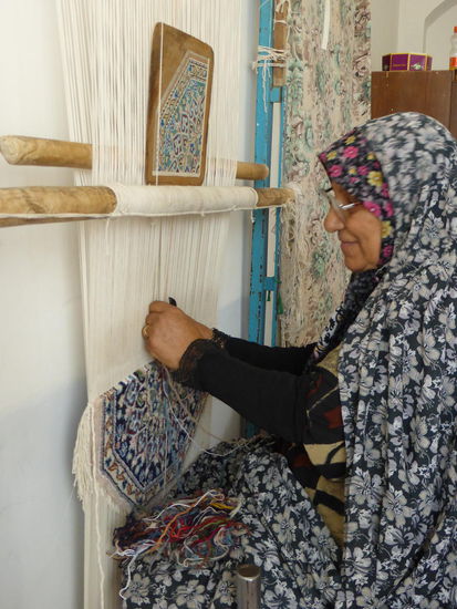 oben wird ein Teppich geknüpft