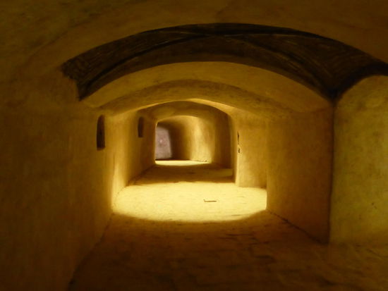 das Licht fällt durch Alabasterplatten vom Innenhof ein