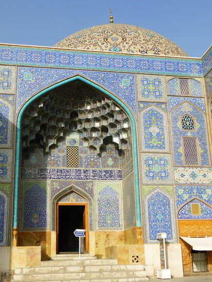 Der Eingangsiwan ist mit Stalatiten ausgestattet und ebenso wie das gesamte Innere mit wundervollen floralen Fliesenmustern geschmückt.