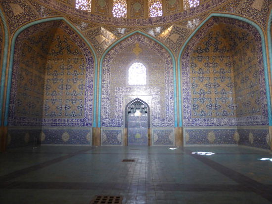 Damit das Mihrab nach Mekka ausgerichtet werden konnte, führt vom Eingang ein gewinkelter Korridor zum Gebetsraum. Rundumpanorama