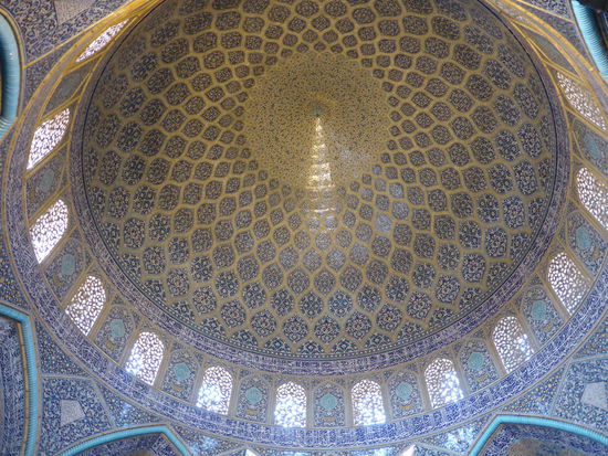 Das Netz sich verjüngernder Muster in der Kuppel wird u.a. auch für Teppiche verwandt