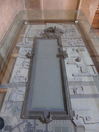 Modell des Meydane - unten Eingang zum Basar (Norden) - oben Jame Abassi Moschee - links Lutfallah Moschee und rechts Ali-Qapu-Palast