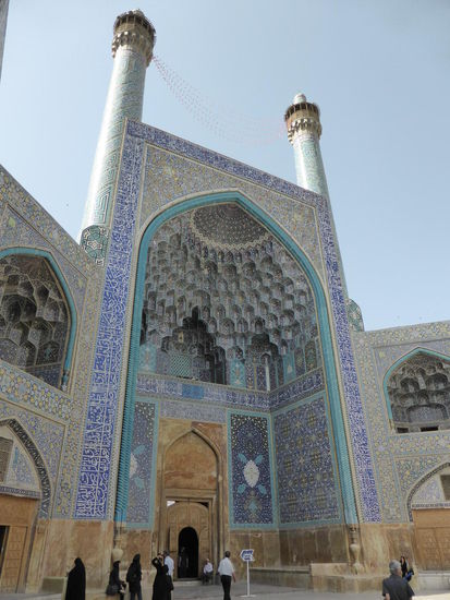 Das beeindruckende Hauptportal ist knapp 27 Meter hoch und wird von zwei 42 Meter hohen Minaretten flankiert. Der Eingang wird von zwei großen Panelen eingerahmt, deren Fliesenmuster Gebetsteppiche darstellen. Die große Thulth-Inschrift stammt von Meister Ali Reza Abbasi.