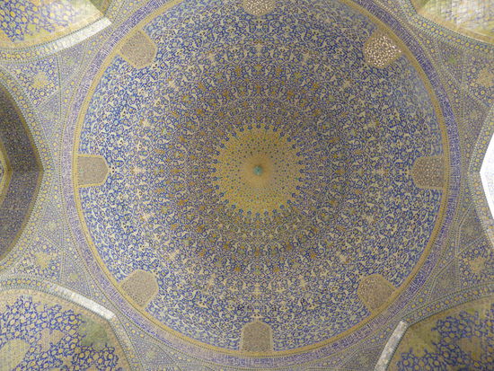 Im Zentrum der 36 m hohen Gebetshalle gibt es wegen der ausgezeichneten Akustik eine Stelle mit 7-fachem Echo.