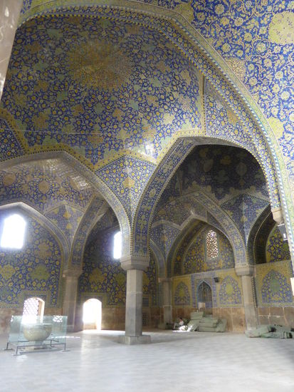 an die Gebetshalle schließen sich rechts und links jeweils acht überwölbte Gebetsräume an