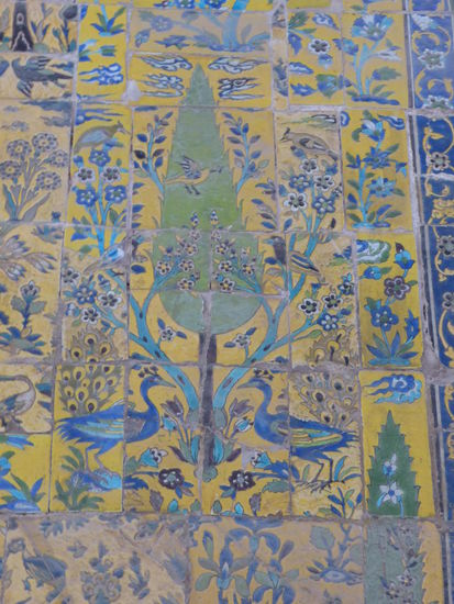 die Fliesenmuster zeigen pflanzliche und tierische Motive in einer nicht gewohnten Vielfalt.