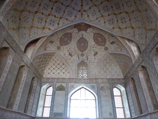 der Thronraum wurde für größere Empfänge benutzt. - die zahlreichen Wandmalereien des Ali Qapu stammen von Meister Reza Abbasi und seinen Gehilfen.