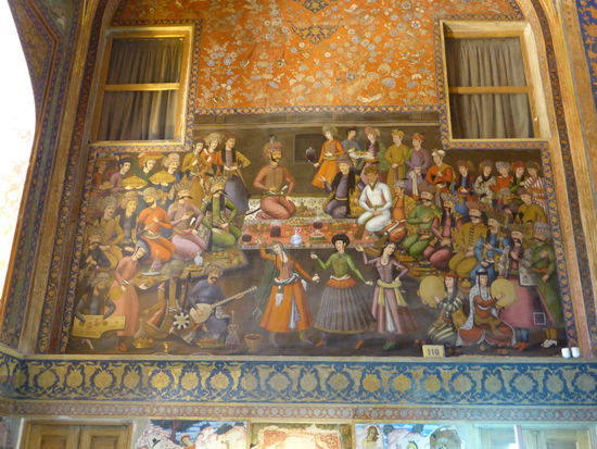 ich vermute es ist die Darstellung: Shah Tahmasp I. beim Empfang des indischen Sultans Homayun, der 1543 nach Persien floh und 1554 nach Indien auf den Sultansthron zurückkehrte.