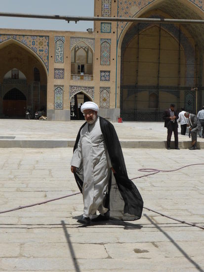 hier laufen zahlreiche Mullahs umher