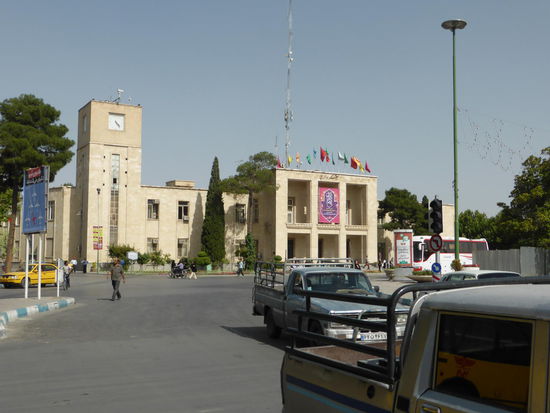 vorbei am Rathaus von Isafahan geht es über