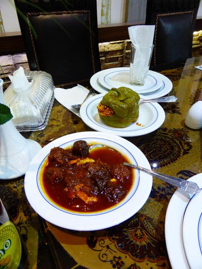 Es gibt 'tausend' Tellerchen: Huhn in Pflaumensauce, Fleisch mit Linsen, gefüllte Paprika, Fleisch mit Auberginensauce und natürlich Reis.