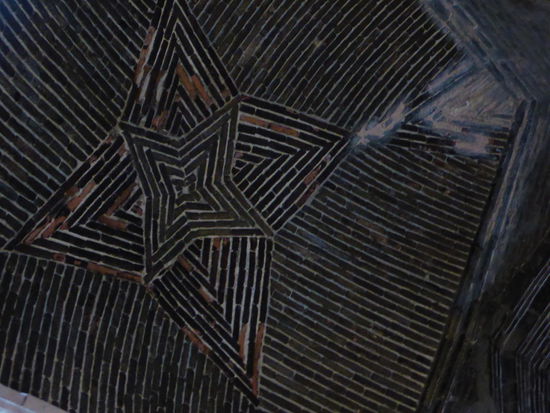 mit vielen kleinen Kuppeln, deren Ziegel unterschiedliche Muster bilden.