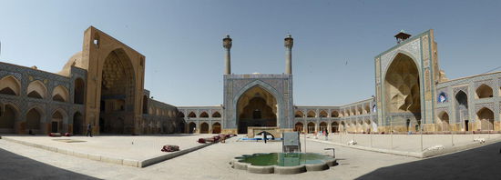 der rund 67 mal 55 Meter große Innenhof - Blick auf den Südiwan 
der Südiwan wird von zwei 35 Meter hohen Minaretten aus der zweiten Hälfte des 15. Jahrhunderts flankiert.