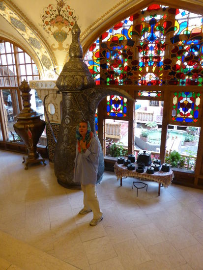 sehr aufwändig gestaltetes Restaurant mit Terrasse