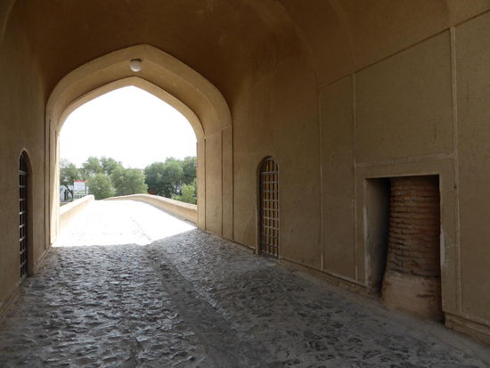 früher wurde die Brücke von Karawanen benutzt - daher ein Brückenhaus mit Kontroll- und Zollstelle