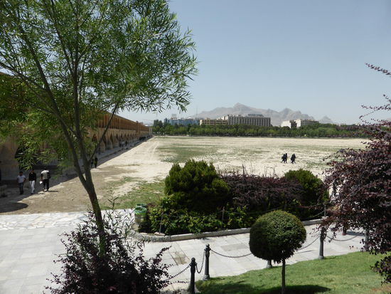 Trockenfluß vor Hochgebirge