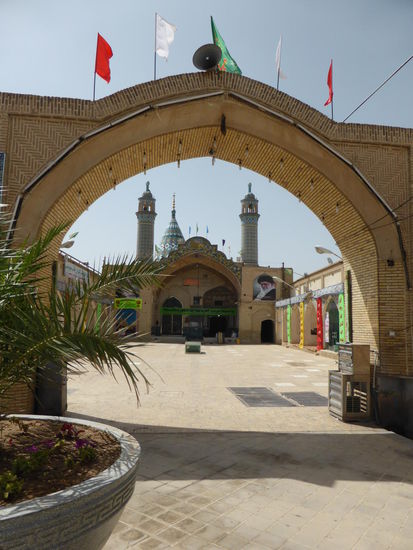 kurz vor der Besichtigung der beiden Häuser wefen wir noch einen Blick auf das Spitzdach des Imamzadeh Soltan Mir Ahmad aus seldschukischer Zeit