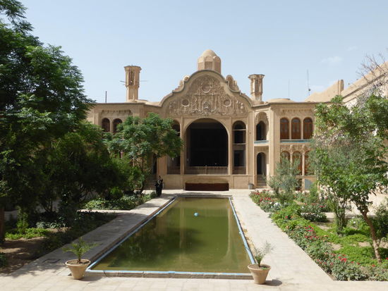 hinter dem Iwan kann man die Windfänger erkennen, die sich über der Kuppel der Repräsentationshalle befinden.